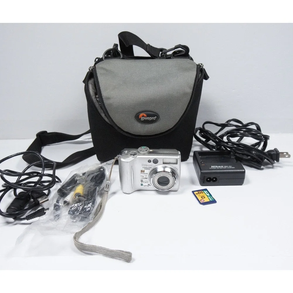 Nikon Coolpix 5900 Digital Camera Silver 5.1MP 3x Zoom Bundle with Case Card